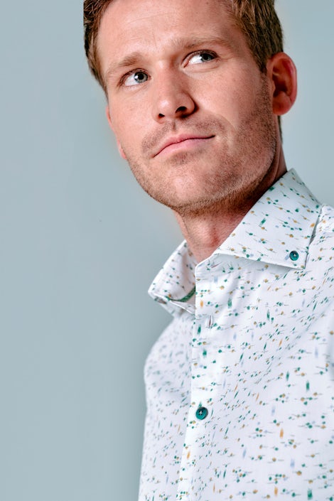 White modern fit shirt with green/yellow print in short sleeve 0141664-915-550-000