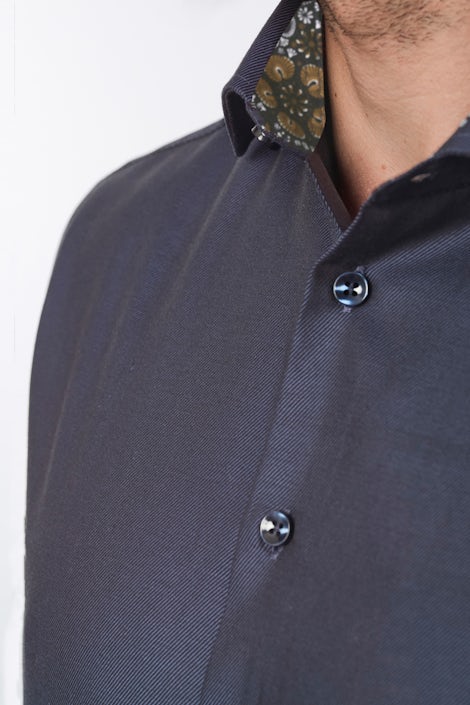 Donkerblauw modern fit biologisch katoenen overhemd in extra lange mouw. 0142665-195-194-000